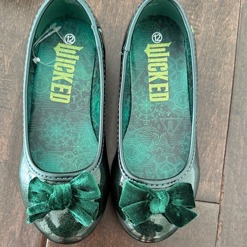 New In Box Rare Toddler Girls Wicked Elphaba Green Glitter Flats with soft Bow